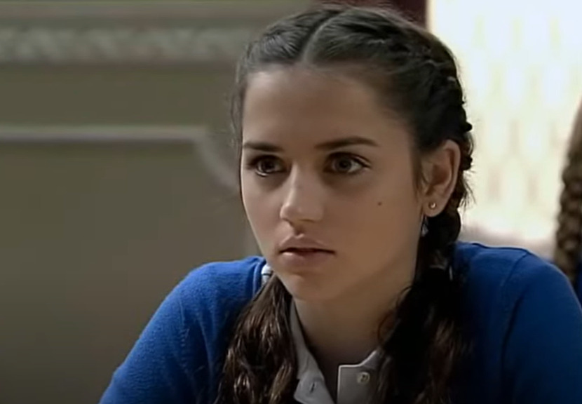 De Armas fez sua estreia como atriz em 2006, interpretando o papel de Marie em Uma rosa da França. Aos 18 anos, ela se mudou para a Espanha, tendo o seu primeiro grande sucesso televisivo na série O internato, na qual estrelou como Carolina Leal.