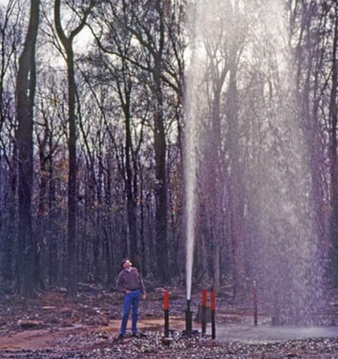 Já os aquíferos confinados (ou artesianos) são os que possuem água confinada entre camadas de rochas permeáveis e semipermeáveis a maiores profundidades.