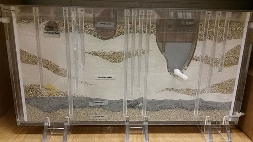 Os aquíferos são grandes reservatórios subterrâneos formados pela infiltração de água da chuva em rochas e solos porosos, acumulando-se ao longo de décadas ou séculos. Eles representam uma das principais fontes de água doce disponíveis no planeta.