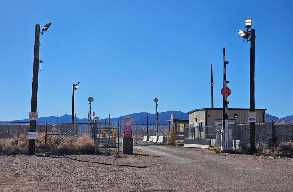 A Área 51, no deserto de Nevada, Estados Unidos, é um dos lugares mais enigmáticos do planeta. Oficialmente, trata-se de instalação militar da Força Aérea, mas sua fama vem das inúmeras teorias que a cercam. Para muitos, é o epicentro de segredos sobre vida extraterrestre e tecnologia avançada. Sua aura secreta desperta curiosidade mundial e alimenta a imaginação popular há décadas.

