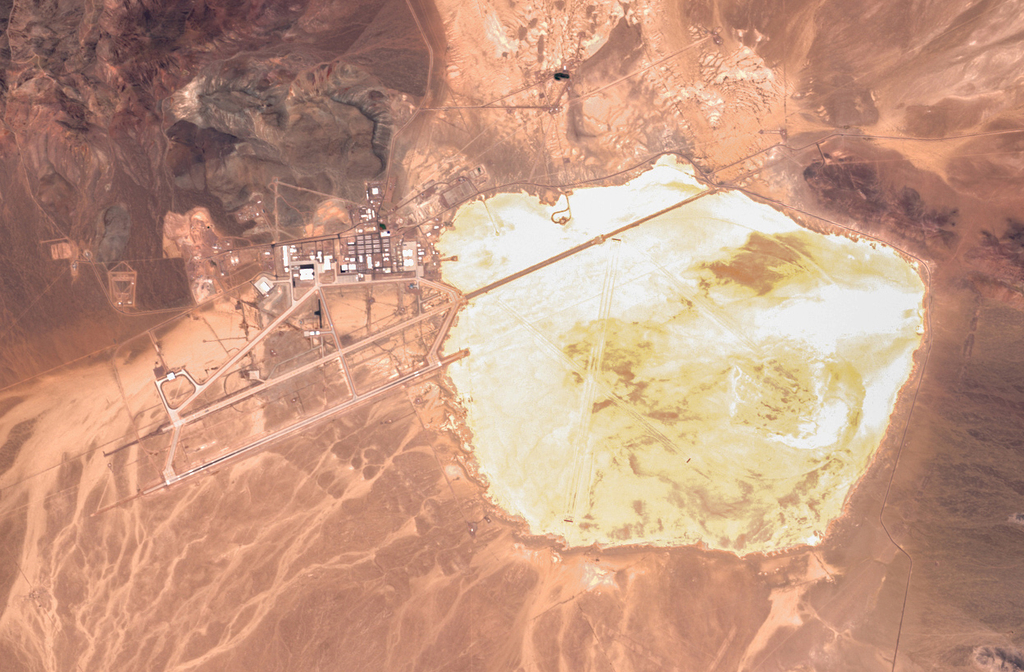 Apesar de ser conhecida como Área 51, seu nome oficial é Groom Lake. Esse título vem do lago seco que ocupa parte da região situada  a cerca de 150 quilômetros de Las Vegas. O termo “Área 51” surgiu em mapas militares antigos. Hoje, é a designação mais popular e amplamente usada pela mídia.