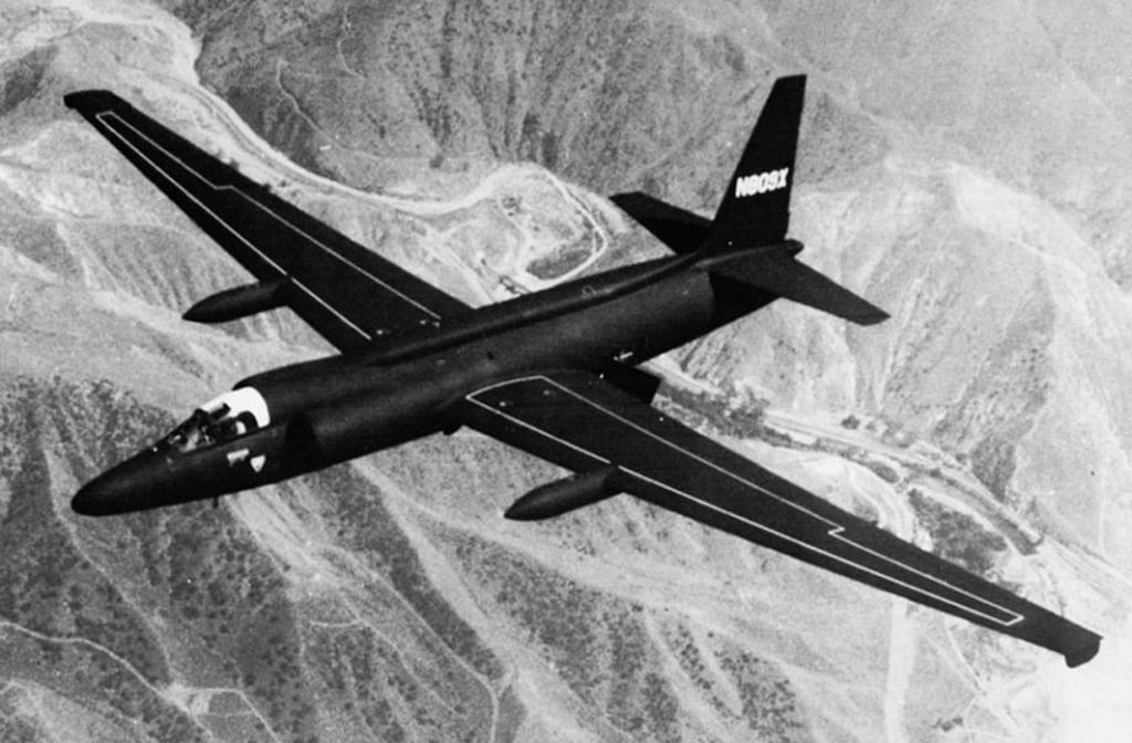 Um dos primeiros programas realizados na Área 51 foi o desenvolvimento do avião espião U-2. Essa aeronave revolucionária conseguia voar em altitudes extremamente elevadas, coletando informações estratégicas sobre territórios inimigos. O sucesso do U-2 consolidou a importância da base como centro de inovação militar. O projeto também marcou o início da aura de segredo que envolve o local.