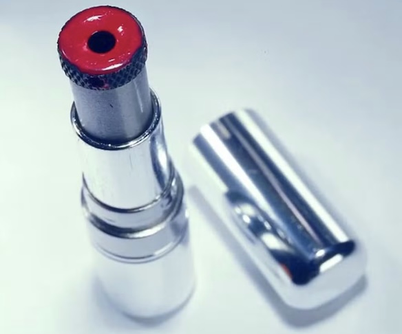 Mais que um retoque na maquiagem: Esse batom, criado pela KGB durante a Guerra Fria, na verdade podia atirar. 