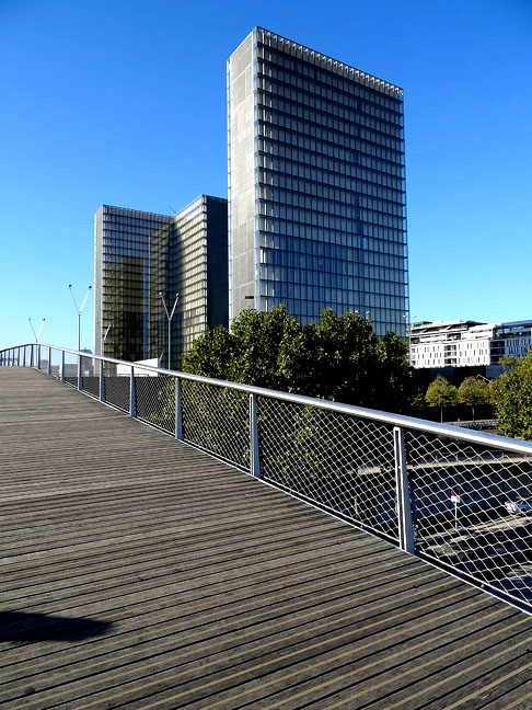 Biblioteca Nacional da França - Fica na capital Paris. Remonta a 1368 quando Carlos V fundou a biblioteca real no Palácio do Louvre. Em 1296 foi aberta ao público.  