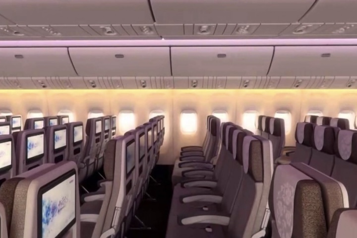 Para o voo inaugural, a aeronave utilizada foi um Boeing 777-300ER, capaz de acomodar 316 passageiros.
