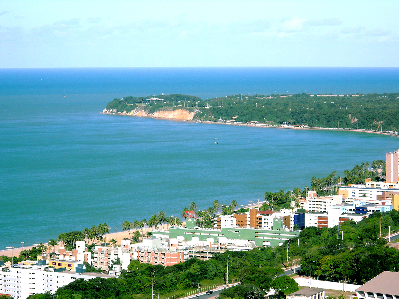 Cabo Branco (Brasil) – Situado na Paraíba, é o ponto mais oriental das Américas, descoberto durante as explorações portuguesas no século XVI. Sua localização privilegiada oferece belas vistas do Atlântico. O Farol do Cabo Branco e a Estação Cabo Branco são atrações turísticas da região.
