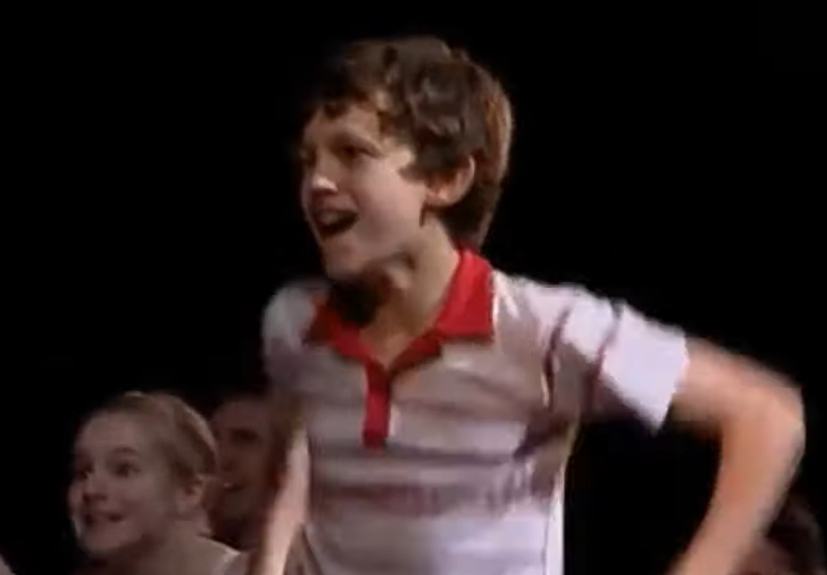 O início profissional ocorreu no teatro. Em 2008, integrou o elenco do musical “Billy Elliot – O Musical”, no West End, em Londres, onde interpretou o personagem-título em parte da temporada. A produção acompanha a história de um garoto que sonha em estudar balé em meio a conflitos familiares.
