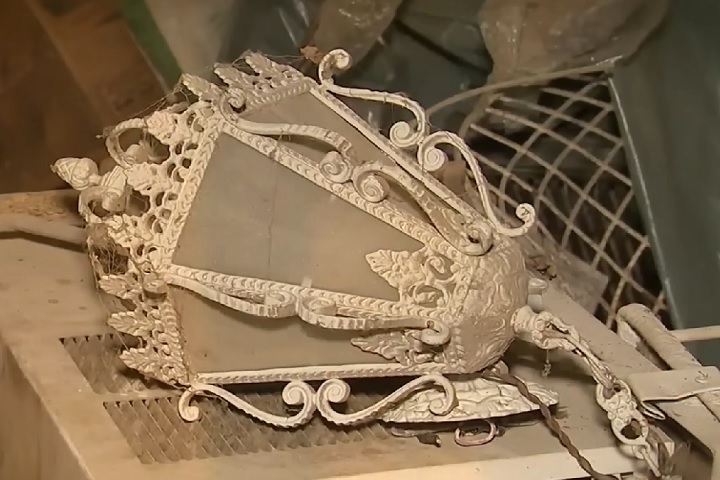 Além dos vinhos, o casal também encontrou objetos antigos como lustres e esculturas, mas optaram por se desfazer da maioria.