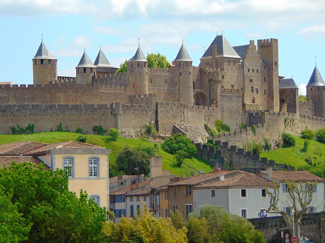 A Cité de Carcassonne é uma cidade medieval fortificada localizada no sul da França, na região de Occitânia. Suas muralhas imensas e torres pontiagudas são um ícone visual.