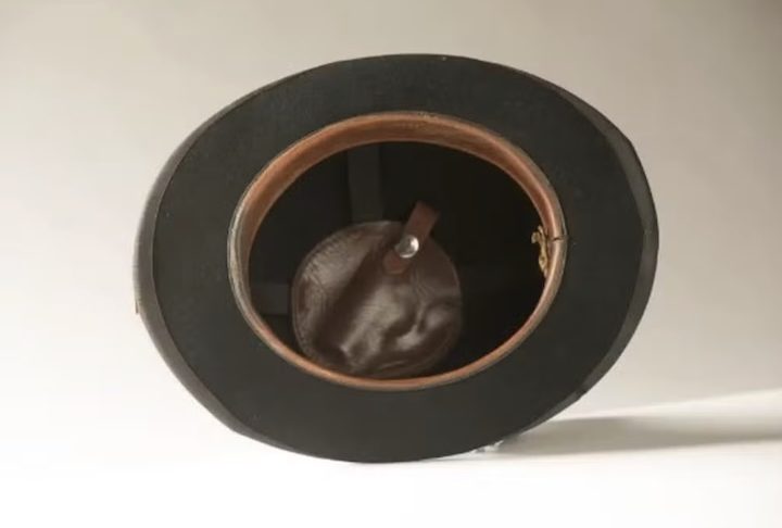 De cabeça quente: Esse chapéu, desenvolvido pelo Serviço de Inteligência Britânico MI6, vinha com um coldre embutido para esconder uma pistola.