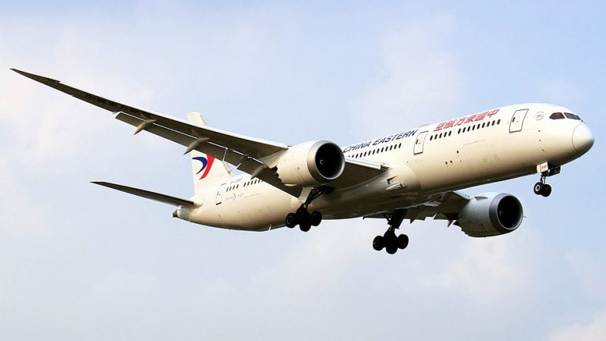 Cruzando uma distância equivalente a quase metade do globo, uma rota operada pela China Eastern Airlines estabeleceu um novo marco nas viagens de longa duração.