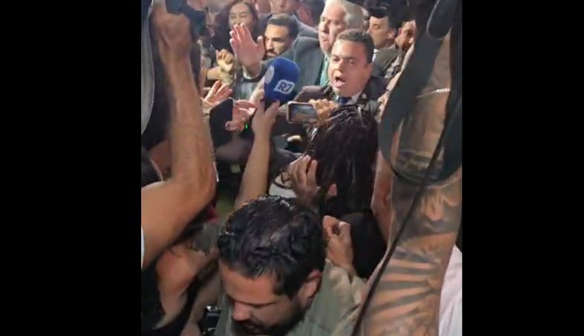 Confusão se instaurou na Câmara dos Deputados e jornalistas foram agredidos (Foto: João Paulo Biage / O POVO)