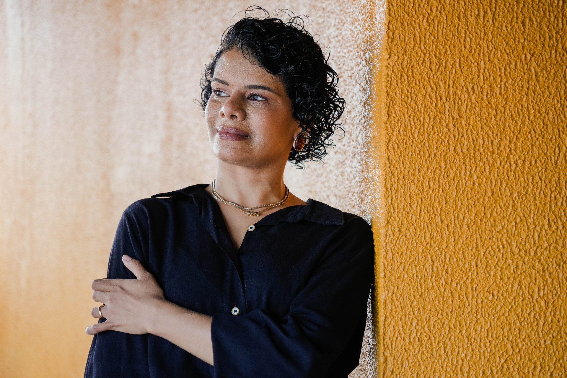FORTALEZA, CEARÁ, BRASIL, 10-12-2025: Reportagem sobre corpos que recomeçam. Na foto, Rebeca, de 36 anos, diagnosticada com distonia cerebral, que afeta sua mobilidade e equilíbrio. (Foto: Fernanda Barros/ O Povo) (Foto: FERNANDA BARROS)