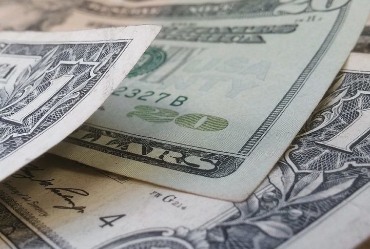 A solicitação é feita online, com taxa de 100 dólares, e leva cerca de três meses. 