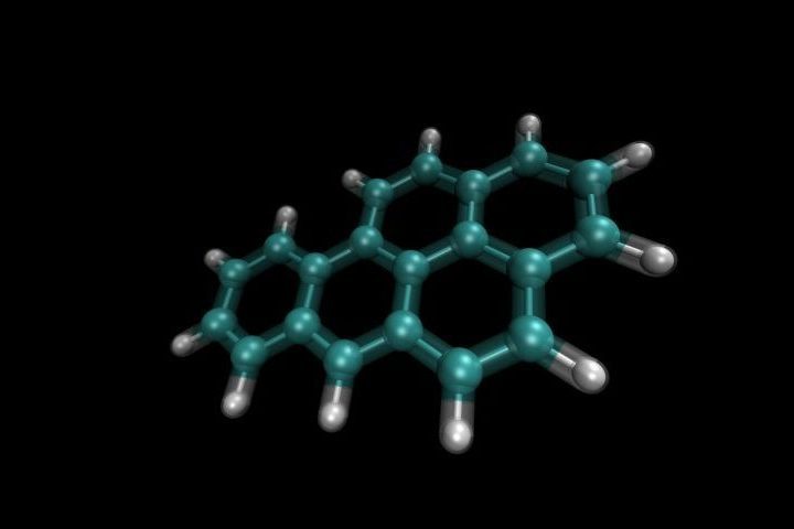 A adrenalina, também conhecida como epinefrina, é um hormônio e neurotransmissor produzido naturalmente pelo corpo em momentos de estresse, perigo ou excitação.