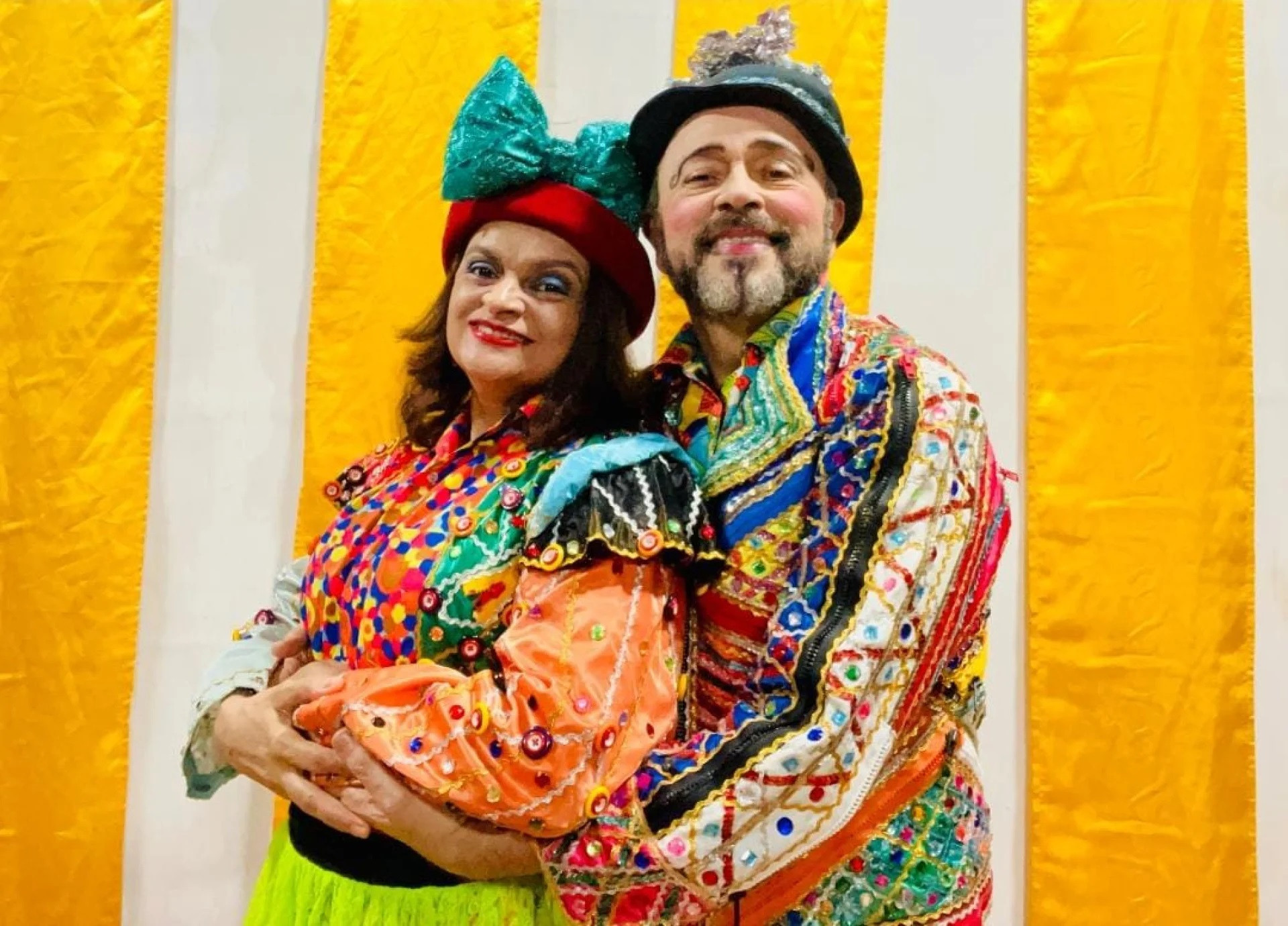 Carri Costa e Solange Teixeira estrelam comédia crítica sobre artistas seduzidos pelas redes sociais (Foto: Juan Moreira/divulgação)