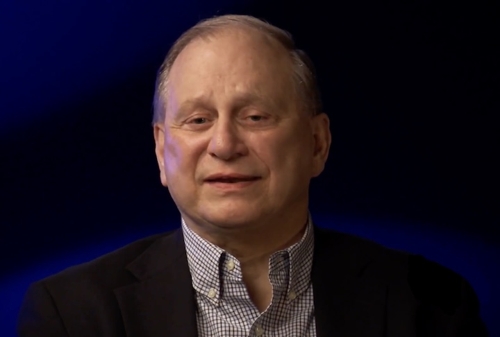 Entre os principais colecionadores está H. Keith Melton, ex-oficial da Marinha dos Estados Unidos, que desde os anos 1970 percorre o mundo em busca dessas relíquias.