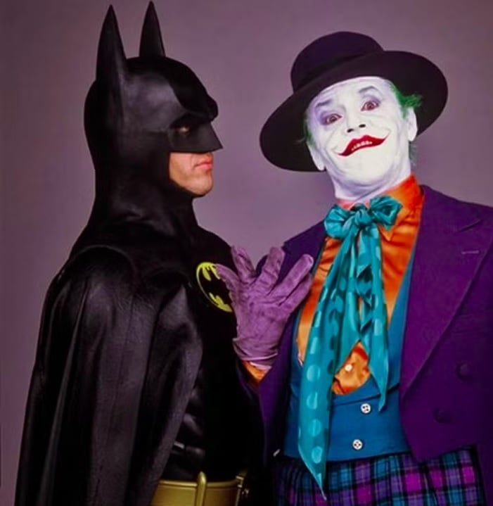 Jack Nicholson foi o primeiro a levar o Coringa às telonas em 1989, no filme Batman, dirigido por Tim Burton. Sua interpretação do vilão foi uma mistura de humor negro e ameaça constante, capturando a essência caótica do personagem com uma dose de exagero e irreverência.