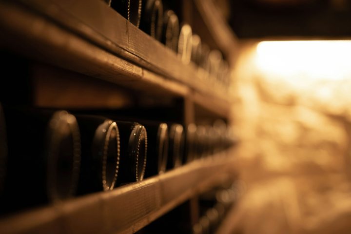 Tradicionalmente, as adegas são ambientes escuros, frescos e com umidade controlada, pois a luz, as variações de temperatura e o excesso de secura podem prejudicar a qualidade do vinho.