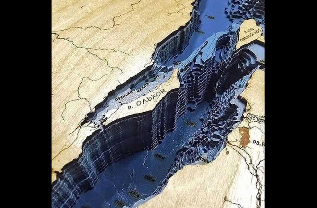 O Baikal está situado em uma fenda tectônica ativa, que continua se expandindo. Isso significa que o lago está crescendo lentamente a cada ano. Terremotos ocasionais moldam sua paisagem. É um dos poucos lagos com origem tectônica ainda em atividade.