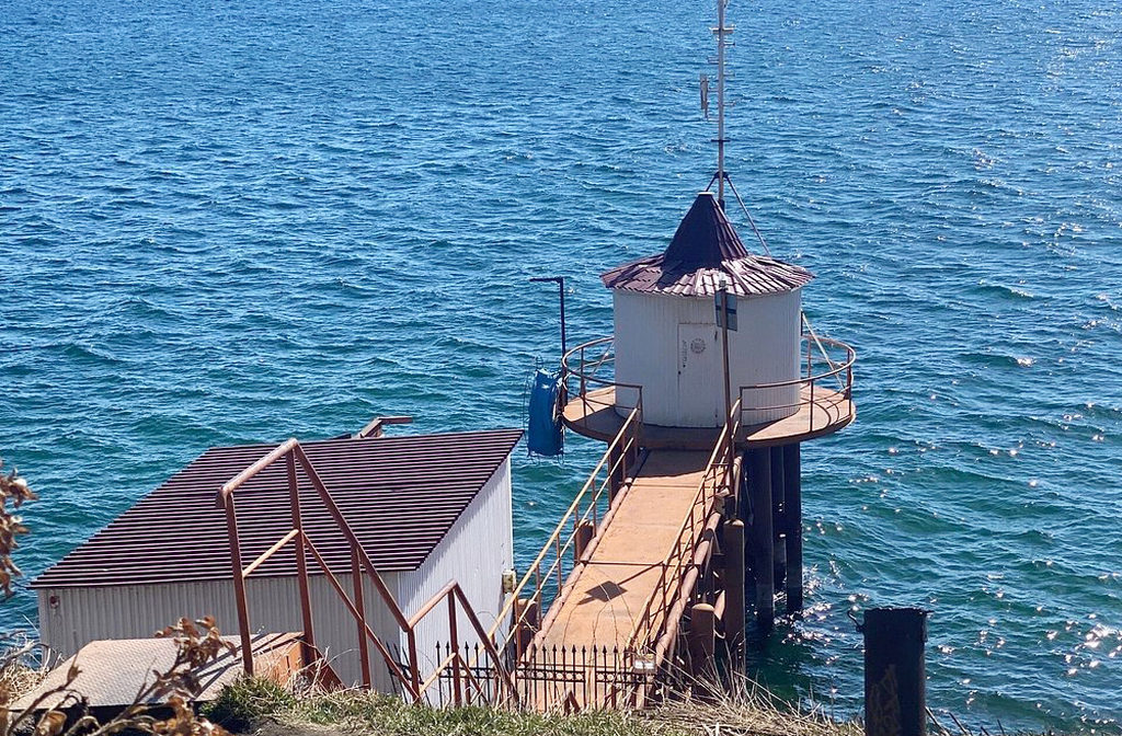 O Baikal é estudado por cientistas do mundo todo, e pesquisas incluem biologia, climatologia e geologia. Estações de pesquisa, por outro lado, monitoram mudanças ambientais. Verdadeiro laboratório natural, o lago serve como indicador das transformações climáticas globais. 