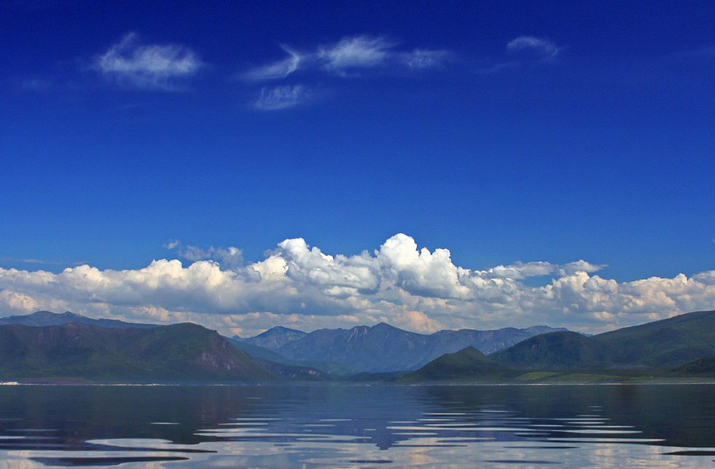 O Lago Baikal, na Rússia, é uma joia natural de proporções épicas. Com mais de 25 milhões de anos, é o lago mais antigo do planeta e também o mais profundo. Suas águas cristalinas abrigam uma biodiversidade única, com espécies que não existem em nenhum outro lugar. Reverenciado por cientistas, místicos e viajantes, é um santuário de beleza, mistério e vida. 