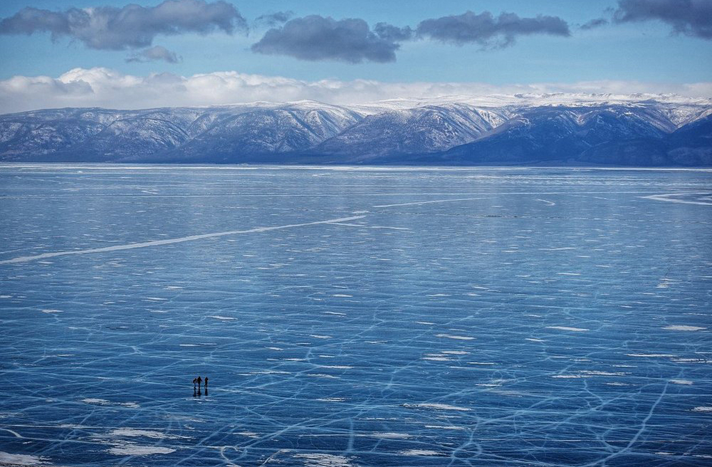 Durante o inverno, o Baikal congela completamente, formando uma paisagem surreal de gelo translúcido. Veios azuis e bolhas congeladas criam padrões hipnotizantes. É possível dirigir veículos sobre o gelo espesso. A temperatura pode cair abaixo de 30  graus negativos, mas o visual compensa o frio.