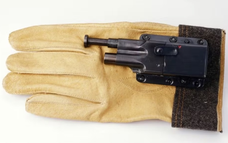 Aperto de mão traiçoeiro: Uma luva com uma arma acoplada certamente já fez parte de algum filme do James Bond. 