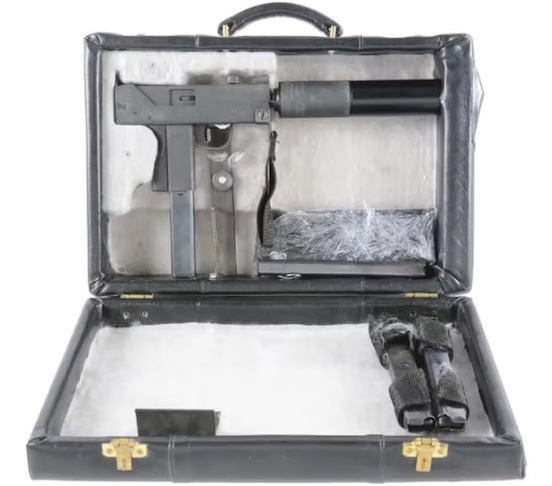 Não é só uma maleta: Como nada de espião é o que parece, essa maleta vinha acoplada com uma arma que podia ser disparada pela lateral.