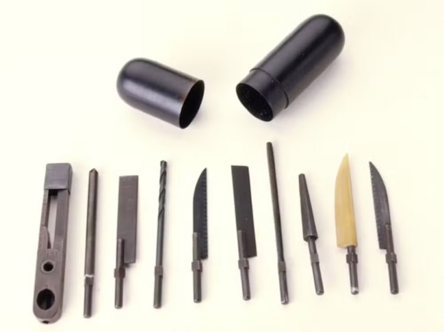 Onde o sol não bate: Esse é um kit-espião com pequenas armas brancas que são colocadas dentro de uma cápsula, que por sua vez podia ser introduzida no traseiro da pessoa.