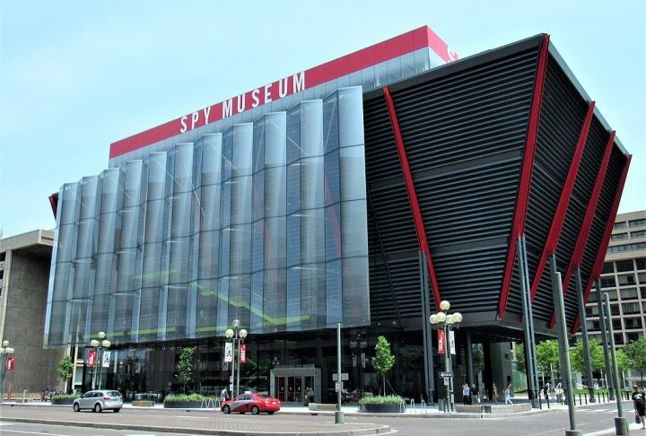 Muitos desses objetos, antes usados por agentes secretos da KGB, CIA e Mossad, hoje fazem parte de coleções particulares exibidas no Museu Internacional da Espionagem, em Washington, nos Estados Unidos.