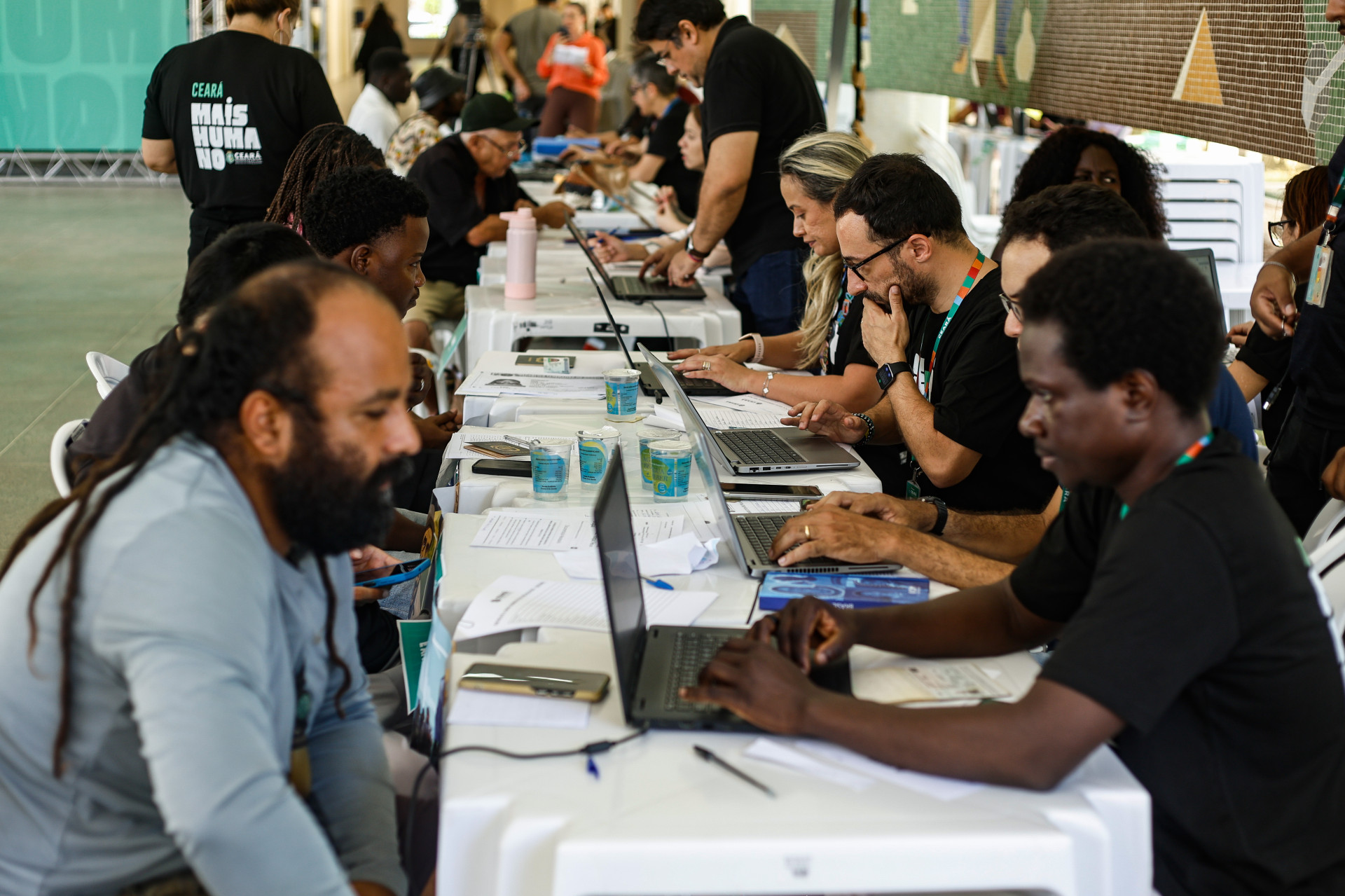 ￼EMISSÃO de documentos e orientações jurídicas foram disponibilizadas  (Foto: DANIEL GALBER/ESPECIAL PARA O POVO)