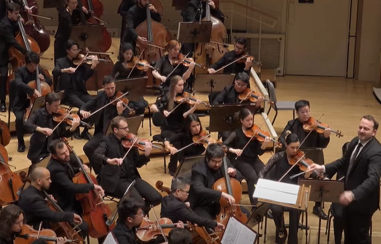 Estabelecida em 1891, a Orquestra Sinfônica de Chicago é reconhecida por seu som robusto e suas performances memoráveis. Com um vasto repertório, que vai da música clássica ao contemporâneo, a orquestra é uma das mais respeitadas do mundo.