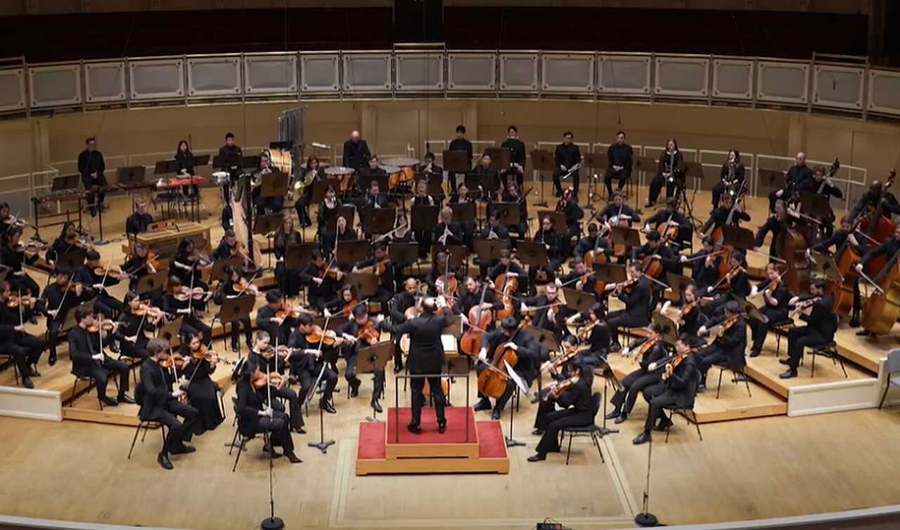 Sua sede, o Symphony Center, é conhecida por sua acústica impecável, e a orquestra continua a ser um dos maiores nomes da música erudita mundial.
