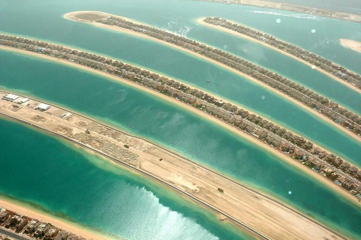 Além disso, a Palm Jumeirah faz parte de um plano de expansão que deverá estender em cerca de 520 km a costa urbanizada de Dubai.