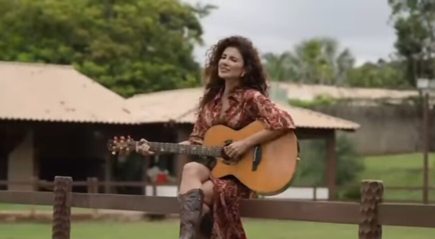 Em maio, Paula Fernandes divulgou o clipe de “Paixão de Mulher” em suas redes sociais. A peça mostra a cantora em um ambiente campestre intercalando com cenas do folhetim. 
