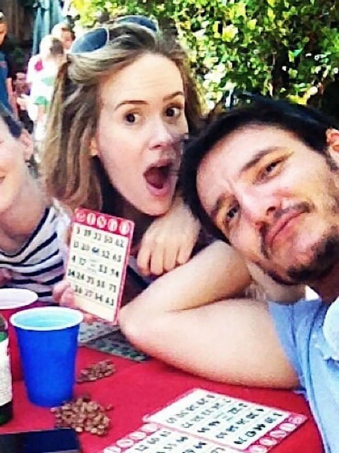 Pedro Pascal prestou uma homenagem emocionante à amiga Sarah Paulson durante a cerimônia de inauguração da estrela da atriz na Calçada da Fama de Hollywood, realizada no começo de dezembro.