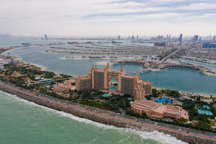 A Palm Jumeirah é a mais famosa entre as ilhas artificiais do conjunto denominado “The Palm Islands”.