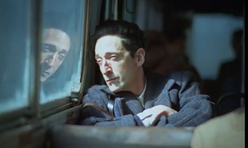 A trama de O Brutalista, aliás, acompanha Lászlo Tóth, um arquiteto judeu húngaro que sobrevive ao Holocausto e busca reconstruir sua vida nos Estados Unidos, enfrentando dificuldades para se estabelecer.