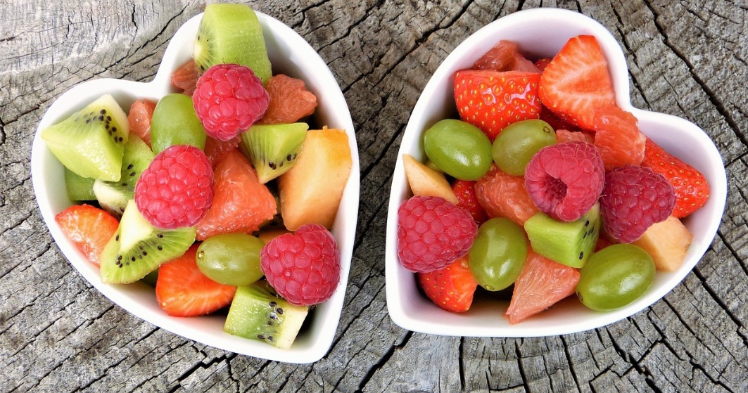 Com isso, a alimentação impacta diretamente em todas as funções do organismo e com a saúde dos cabelos não é diferente. Os alimentos são responsáveis pelos nutrientes utilizados pelo corpo humano, que contribuem para a saúde e o bem-estar.