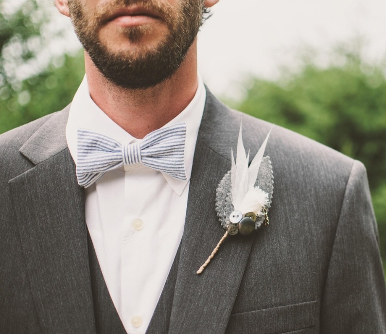 Por fim, a gravata é um acessório versátil que evoluiu de um lenço prático para um símbolo complexo de prestígio, poder e formalidade. Ela carrega uma forte carga cultural e simbólica no mundo da moda e dos negócios. 