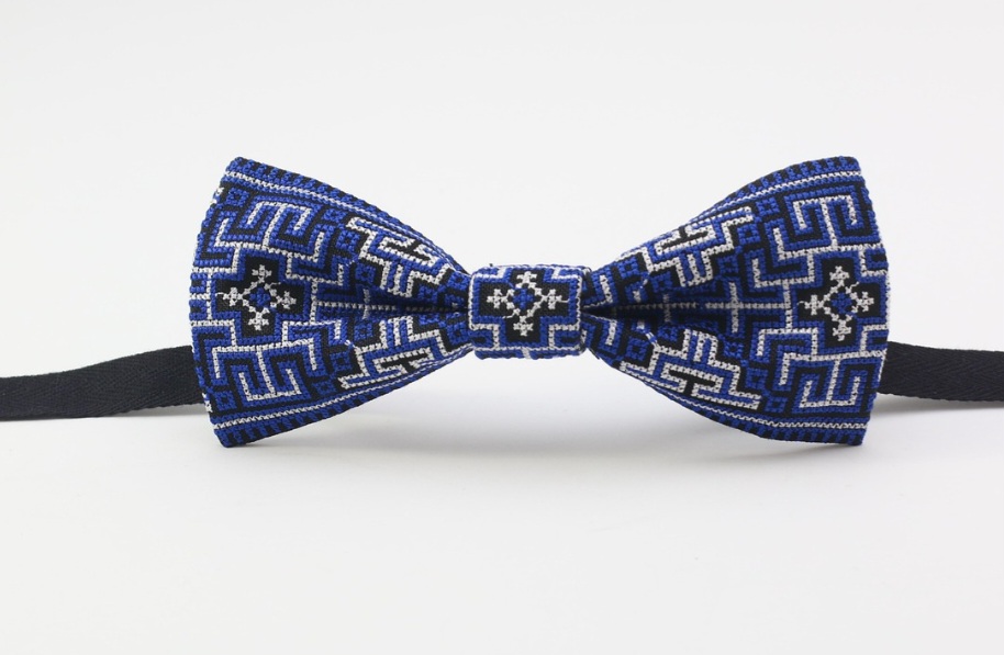 Em meados do século XIX, surgiu a gravata borboleta, um formato mais compacto e simétrico que se tornou popular entre a elite e os acadêmicos. 