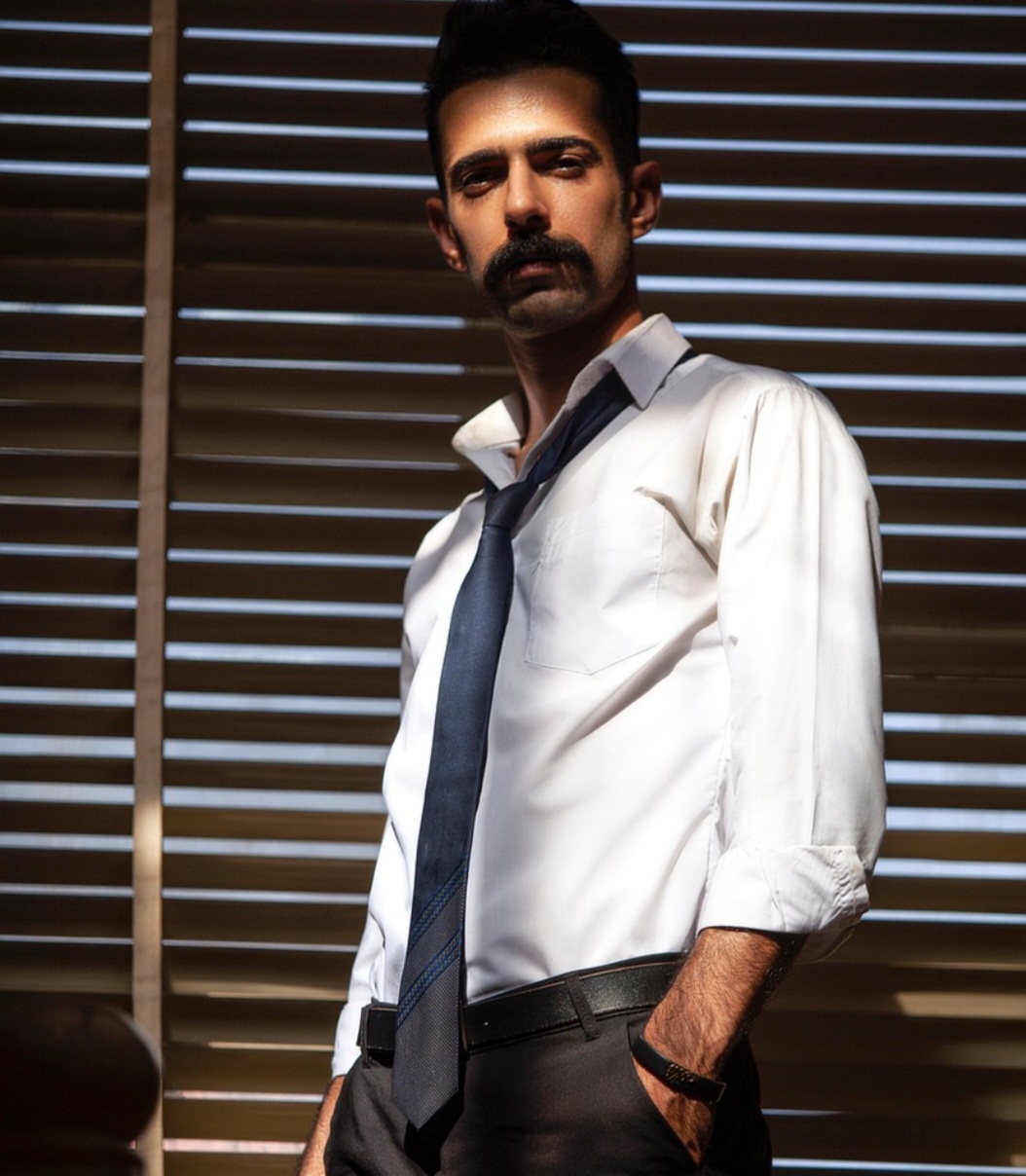 Alguns modelos, como os de tricô, têm uma textura própria, enquanto outros podem apresentar um efeito drapeado, que confere uma textura mais sofisticada. 