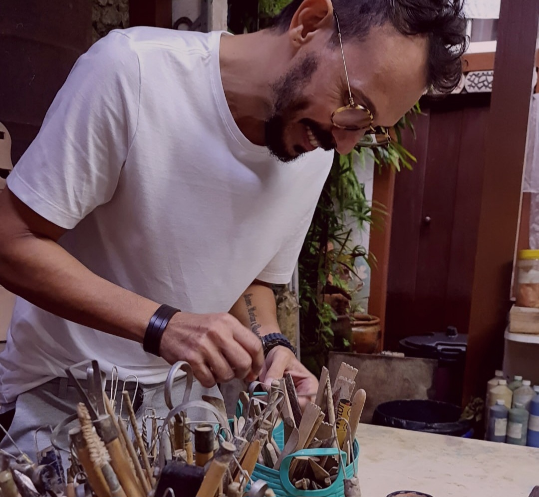 A escultura, criada pelo artista carioca Mario Pitanguy, é feita em bronze e representa um beija-flor emoldurado por uma janela com flores — referência direta às visitas diárias das aves que Cazuza observava de seu leito. A peça conecta o ambiente natural da Mata Atlântica ao imaginário do compositor.