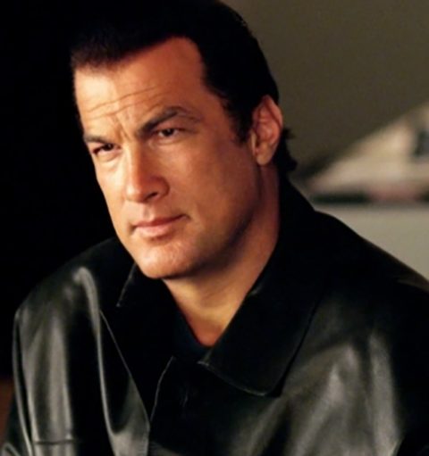 Natural de Michigan, nos Estados Unidos, Steven Seagal é ator, produtor, roteirista, músico e especialista em artes marciais. 