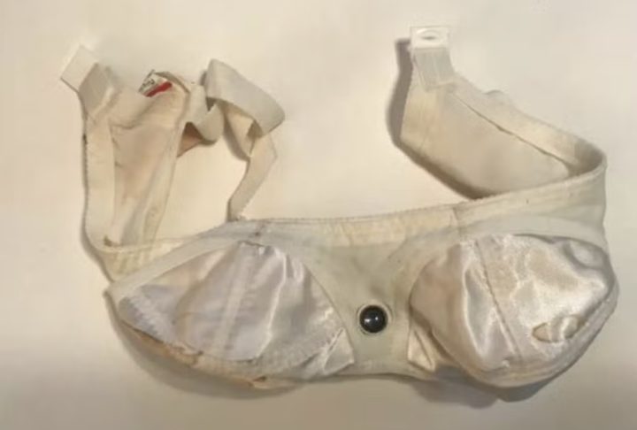 Sutiã espião: Esse sutiã adaptado com uma microcâmera é só um exemplo de como a tecnologia pode se infiltrar até mesmo em objetos mais íntimos do cotidiano.