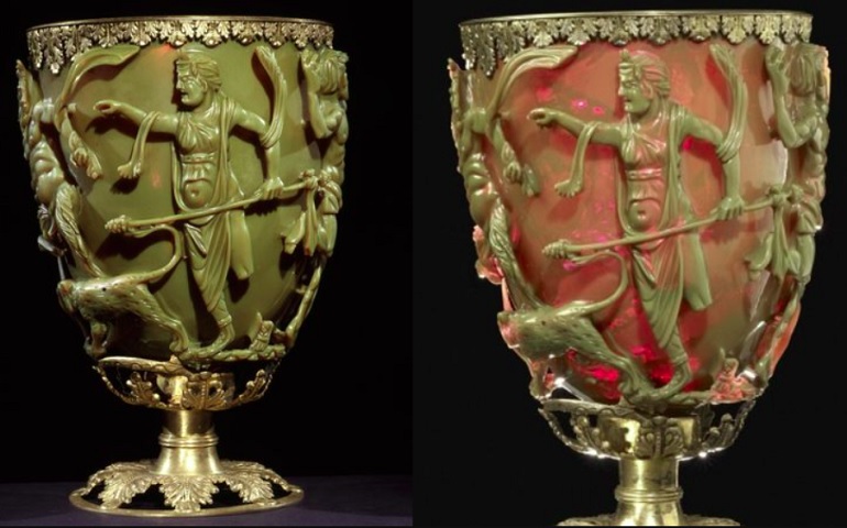 No entanto, o que mais intriga não é a temática mitológica, mas sim sua capacidade de mudar de cor: quando iluminado pela frente, apresenta um tom verde-jade, enquanto com luz traseira exibe um vermelho-sangue.