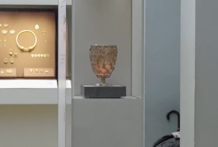 Considerado um artefato pioneiro da nanotecnologia, uma taça romana de 1.600 anos que muda de cor desperta a curiosidade de especialistas.