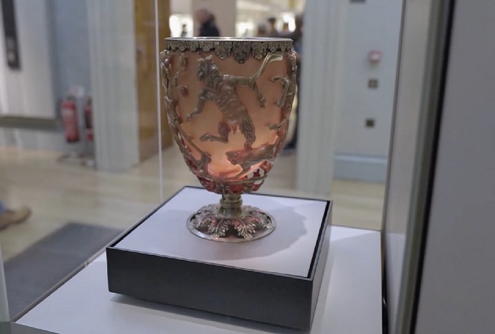 Chamada de Taça de Licurgo, o cálice romano do século IV apresenta propriedades ópticas únicas e provavelmente foi usado para ocasiões especiais. 