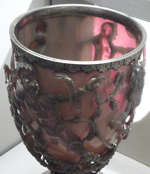 Embora o engenheiro não tenha tido acesso direto à Taça de Licurgo, ele sugeriu que o fluido dentro do cálice poderia influenciar o comportamento dos elétrons das nanopartículas, alterando sua cor.